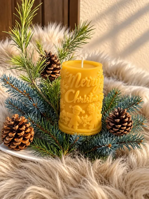 Válcová svíčka ze včelího vosku s nápisem Merry Christmas mezi smrkovými větvemi
